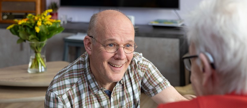 Woonlocatie Steijndeld Medewerker Kijkt Bewoner Aan