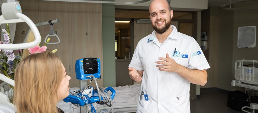 Verpleegkundige geeft uitleg aan patient