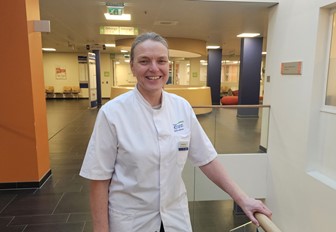 Hartfalenverpleegkundige Hubertine Schoep in hal Beatrixziekenhuis